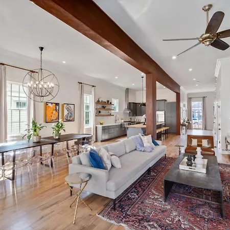 Gorgeous Upscale With Pool Garden District Holiday home