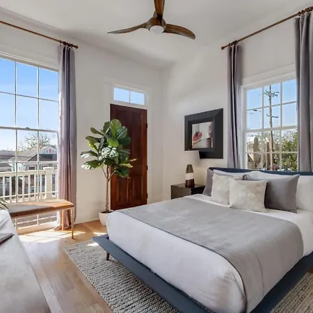 Holiday home Gorgeous Upscale With Pool Garden District
