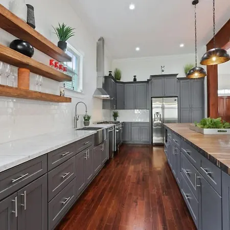 Gorgeous Upscale With Pool Garden District *