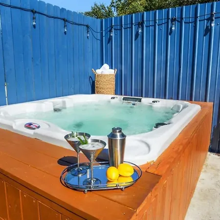 Refurbished With Hot Tub *