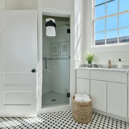 Holiday home Gorgeous Upscale With Pool Garden District