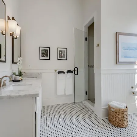 Gorgeous Upscale With Pool Garden District Holiday home