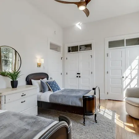 Holiday home Gorgeous Upscale With Pool Garden District