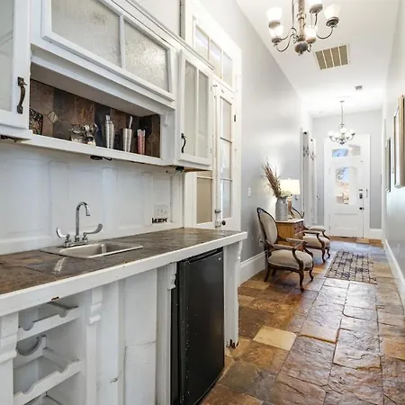 Governors Mansion 5 Bedroom-3 Bath New Orleans