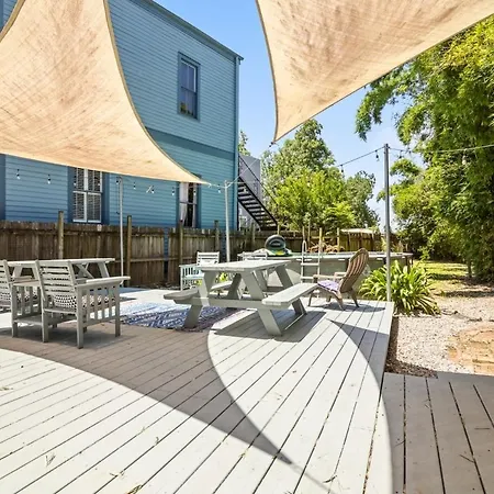 Governors Mansion 5 Bedroom-3 Bath *
