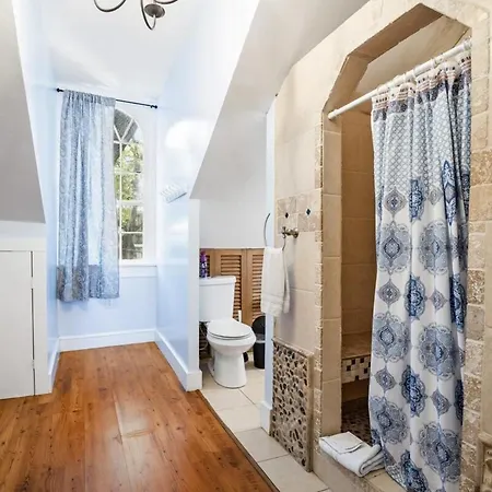 Governors Mansion 5 Bedroom-3 Bath Holiday home New Orleans