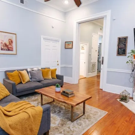 Apartment 5br Historic Claiborne W/ Pool & Courtyard — 6 Blocks To French Quarter New Orleans