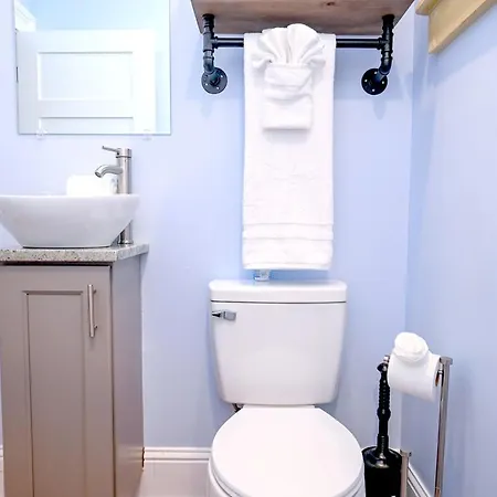 Governors - 2 Bedroom - Steps To Fq