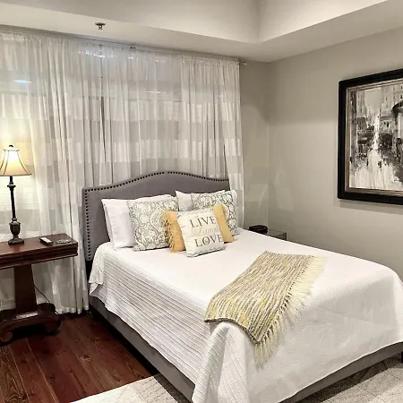 The Frenchman 2bed - 2 Bath