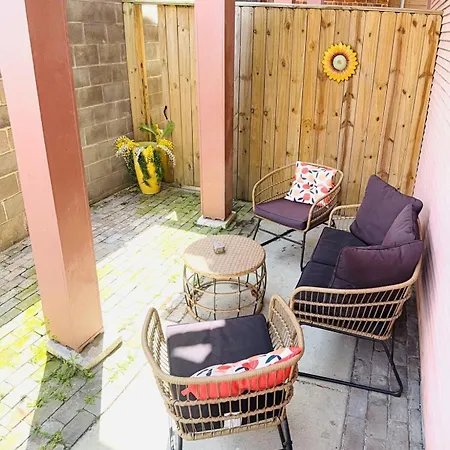 Governors - 2 Bedroom - Steps To Fq