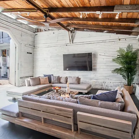 Opulent Expansive Unit Heated Pool And Bed & Breakfast