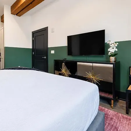 Downtown 2bd Private Terrace Gym Pool New Orleans