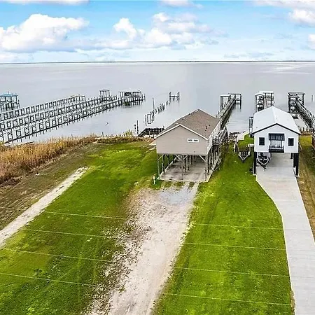 Waterfront Escape 3br 2ba Dock Holiday home *