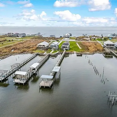 Holiday home Waterfront Escape 3br 2ba Dock *