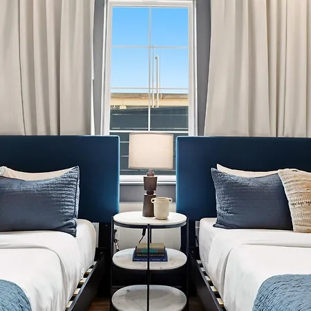 Luxe Sunlit Heated Pool & Near Cbd Holiday home *