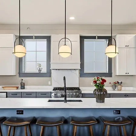 Luxe Sunlit Heated Pool & Near Cbd Holiday home New Orleans