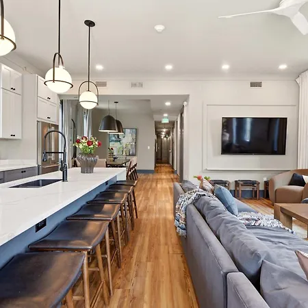 Luxe Sunlit Heated Pool & Near Cbd Holiday home *