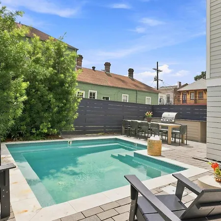 Luxe Sunlit Heated Pool & Near Cbd Holiday home
