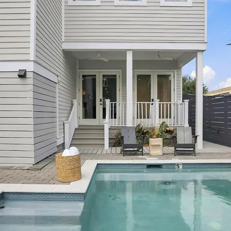 Holiday home Luxe Sunlit Heated Pool & Near Cbd