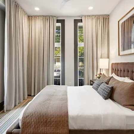 Luxe Sunlit Heated Pool & Near Cbd Holiday home *