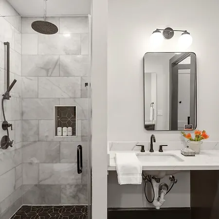 Holiday home Luxe Sunlit Heated Pool & Near Cbd