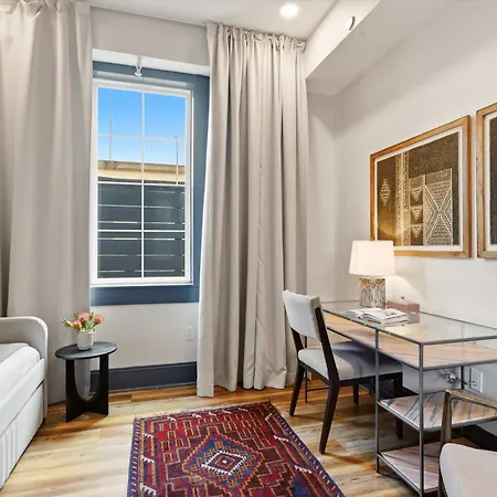 Holiday home Luxe Sunlit Heated Pool & Near Cbd *