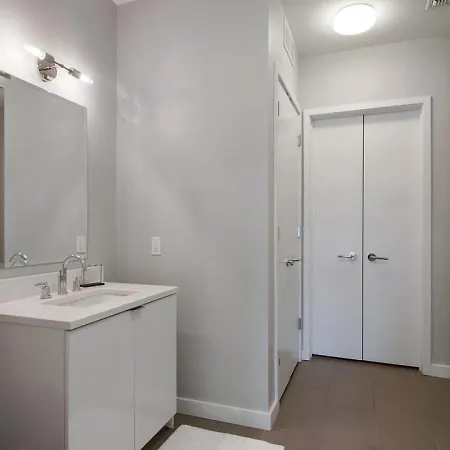 Apartment Landing Modern With Amazing Amenities New Orleans