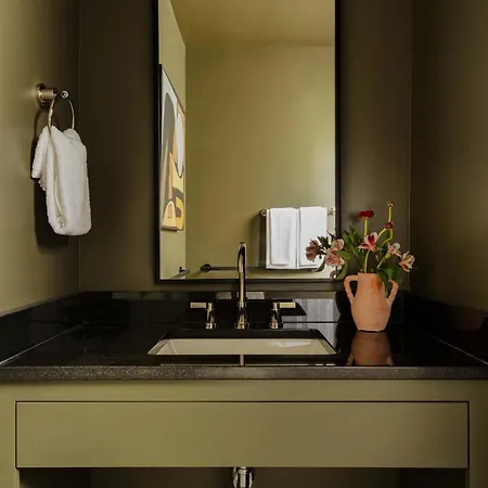 Luxury On Magazine Shared Heated Pool & Apartment