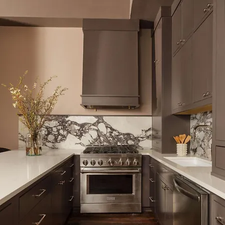Luxury On Magazine Shared Heated Pool & Apartment