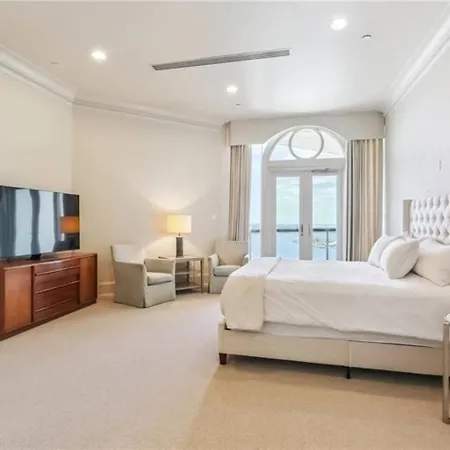 Penthouse Living Panoramic Views Apartment *