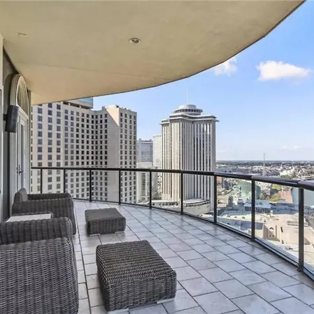 Penthouse Living Panoramic Views Apartment