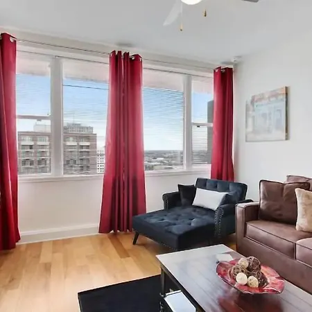 Beautiful Walk To French Quarter, Pool, Gym, View Apartment