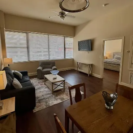Apartment Beautiful Walk To French Quarter, Pool, Gym, View *
