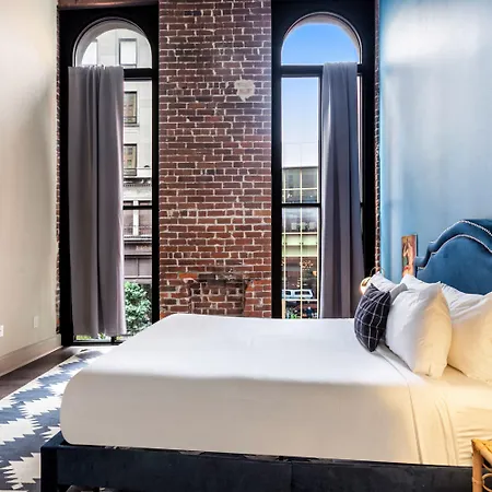 Chuck's Place Aparthotel