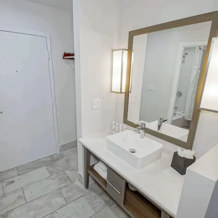 Country & By Radisson, I-10 East, La 3*