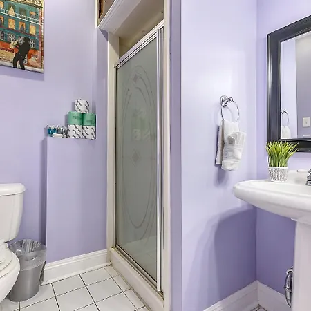 Comfortable Rooms Near All Nola Hot Spots *