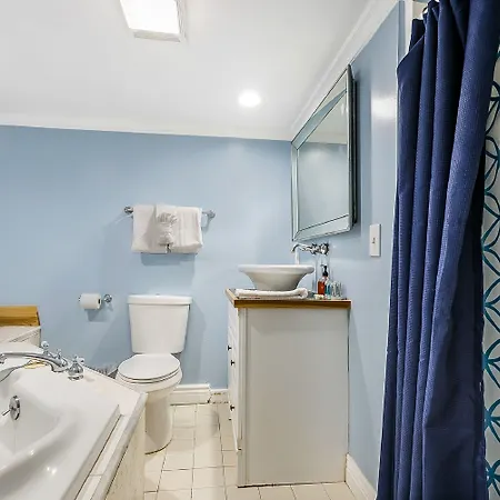 Comfortable Rooms Near All Nola Hot Spots Apartment