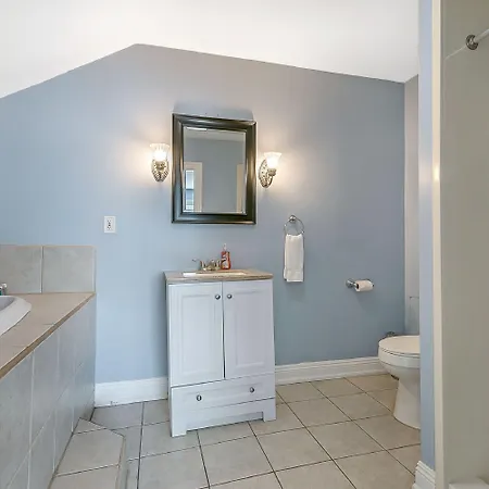 Comfortable Rooms Near All Nola Hot Spots