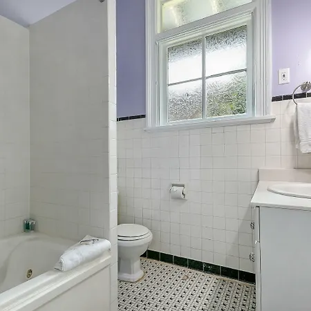 Comfortable Rooms Near All Nola Hot Spots *