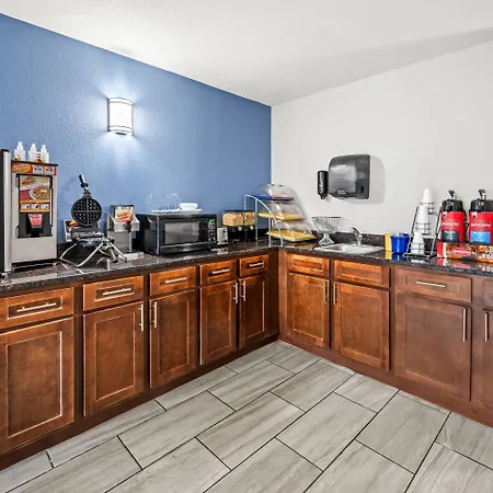 Days By Wyndham Pontchartrain Hotel 3*