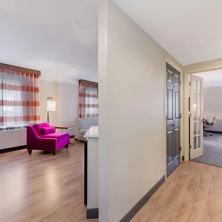 La Quinta & By Wyndham Downtown Hotel