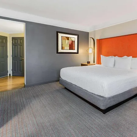Hotel La Quinta & By Wyndham Downtown 3*