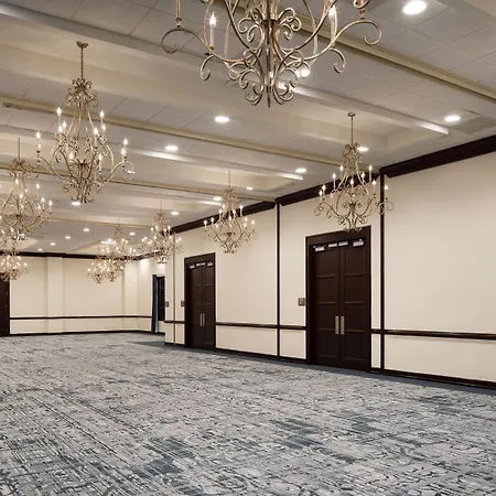 Hotel Embassy By Hilton Convention Center 3*