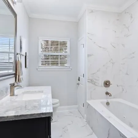 Chic 5 Bedroom Near French Quarter!