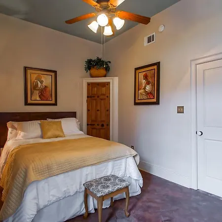 French Quarter Luxury Two-Bedroom Suite 1204 *