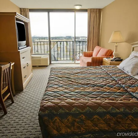 Country & By Radisson, I-10 East, La Hotel 3*