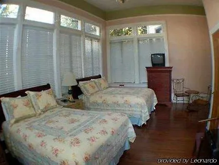Avenue Hotel 2*