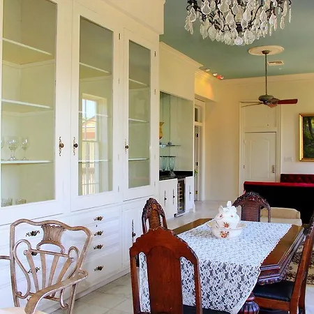 French Quarter Luxury Two-Bedroom Suite 1204 *