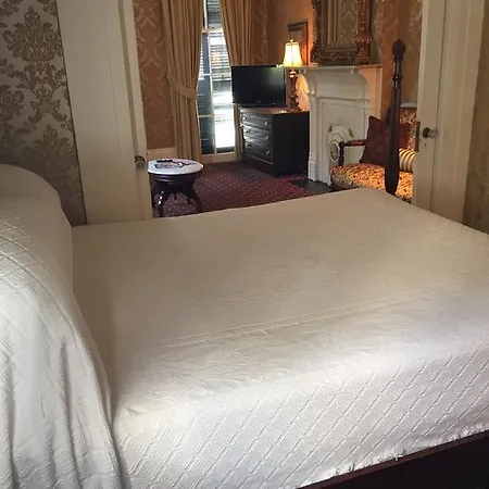 Nine-o-five Royal Hotel