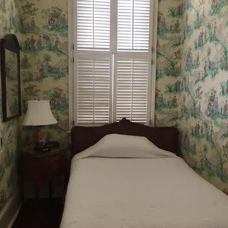 Nine-o-five Royal Hotel